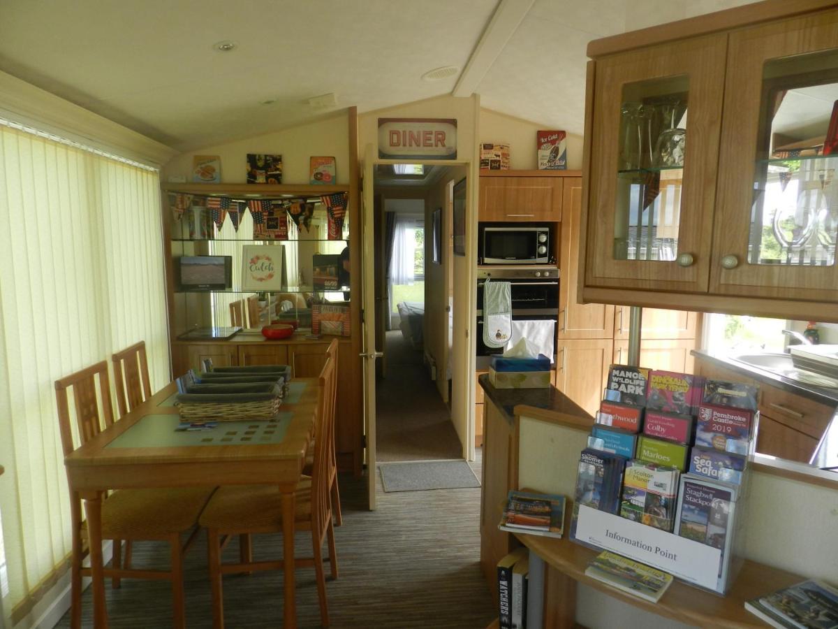Cwtch Caravans Little Haven Екстериор снимка